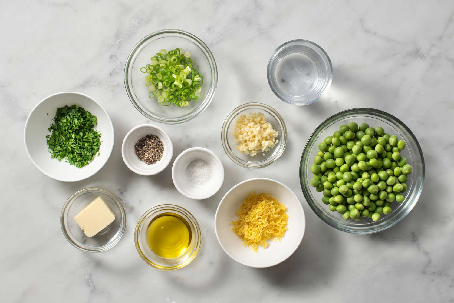 Ingrédients pour préparer des petits pois cuits
